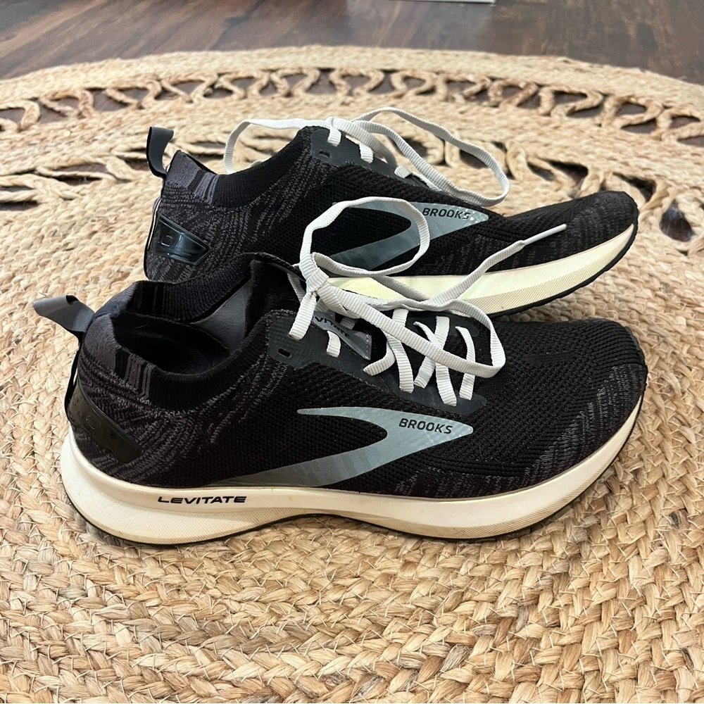 Womens Size 9.5 (B) Brooks Levitate 4 Shoes Black Gray Athletic Running Sneaker